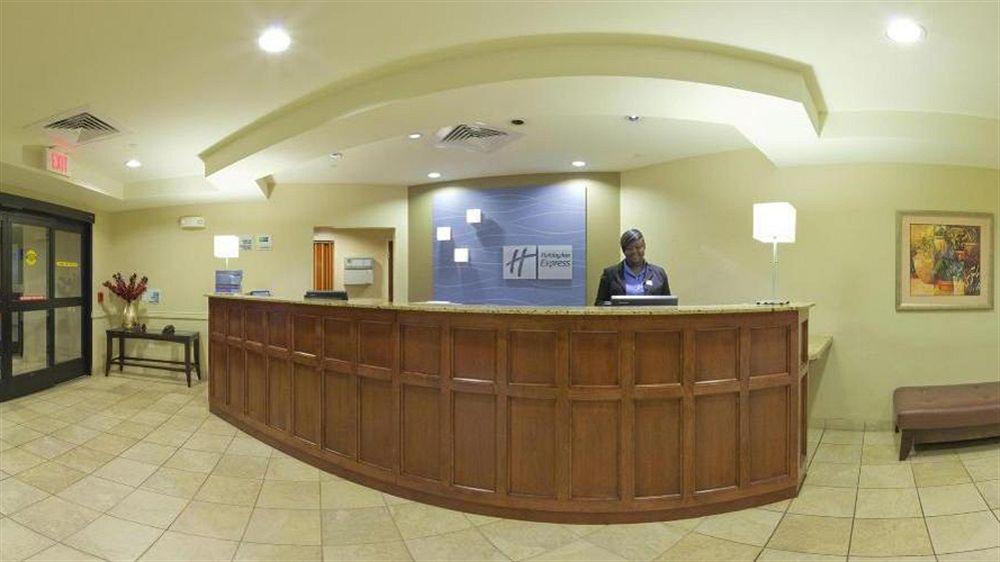 Holiday Inn Express & Suites Bradley Airport, An Ihg Hotel Виндзор Локс Экстерьер фото