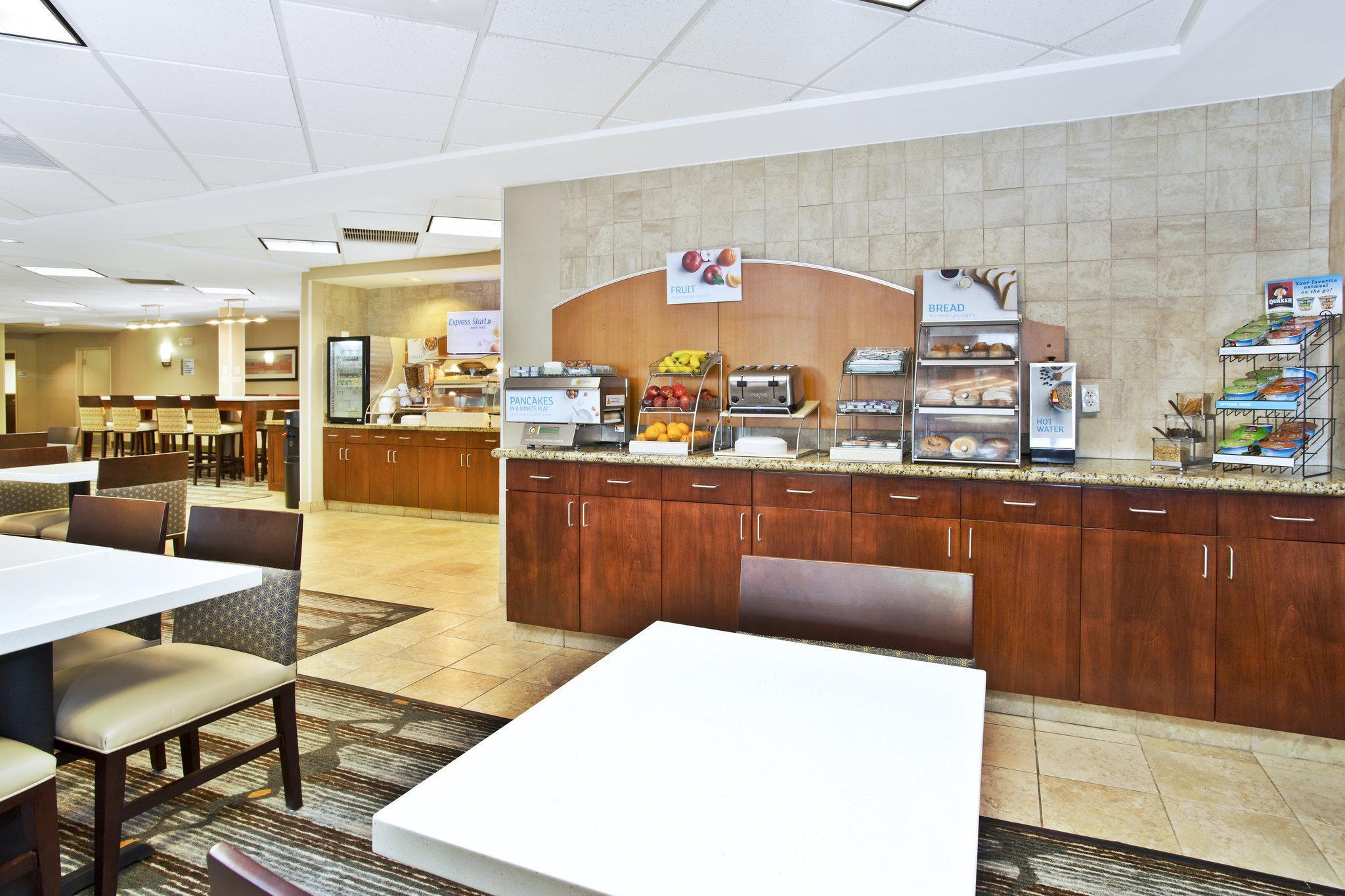 Holiday Inn Express & Suites Bradley Airport, An Ihg Hotel Виндзор Локс Экстерьер фото