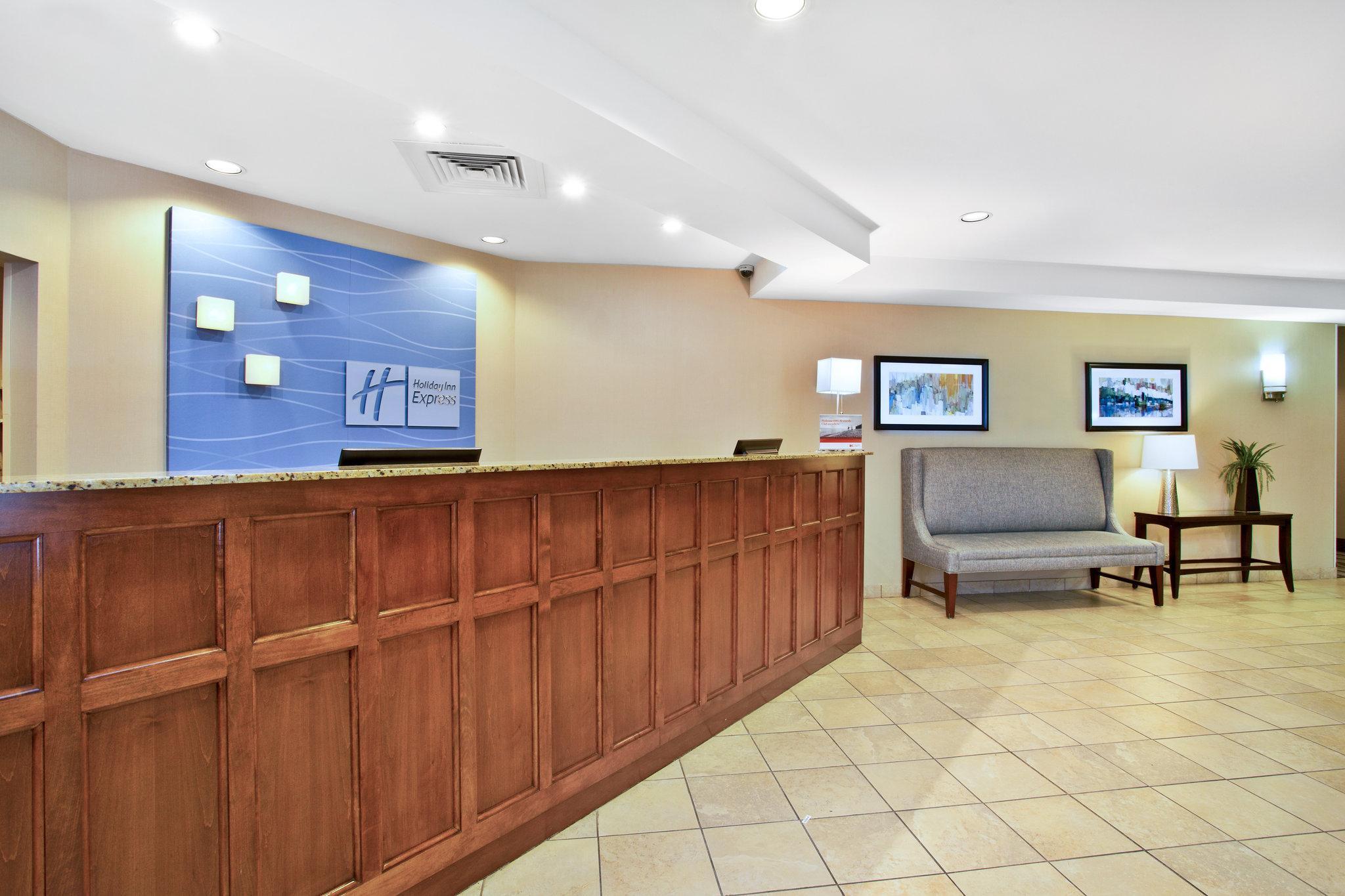 Holiday Inn Express & Suites Bradley Airport, An Ihg Hotel Виндзор Локс Экстерьер фото