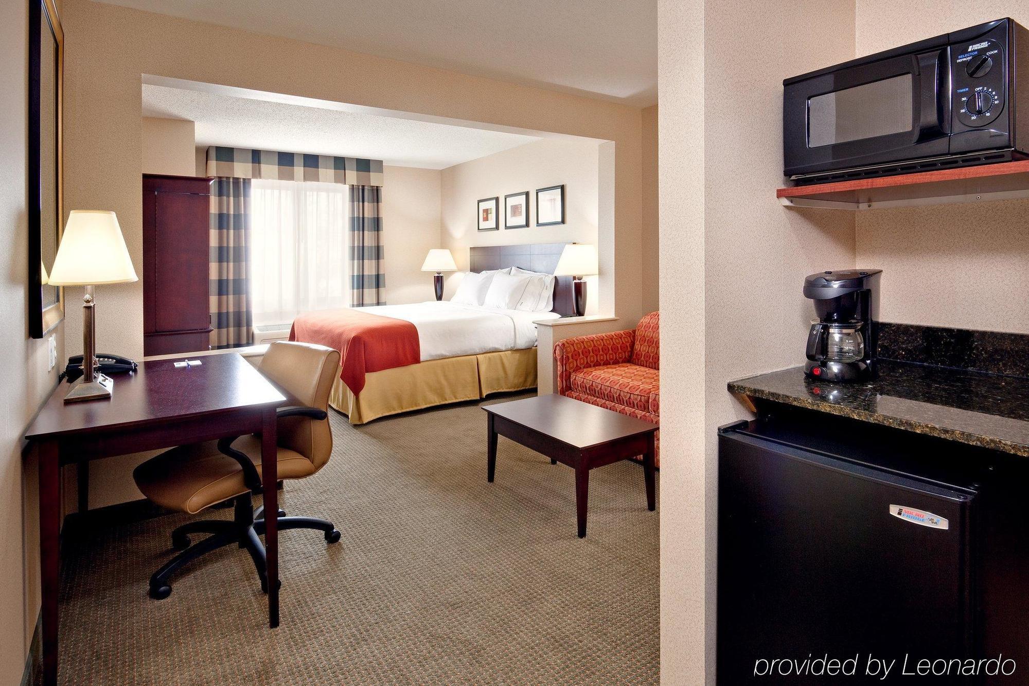 Holiday Inn Express & Suites Bradley Airport, An Ihg Hotel Виндзор Локс Экстерьер фото