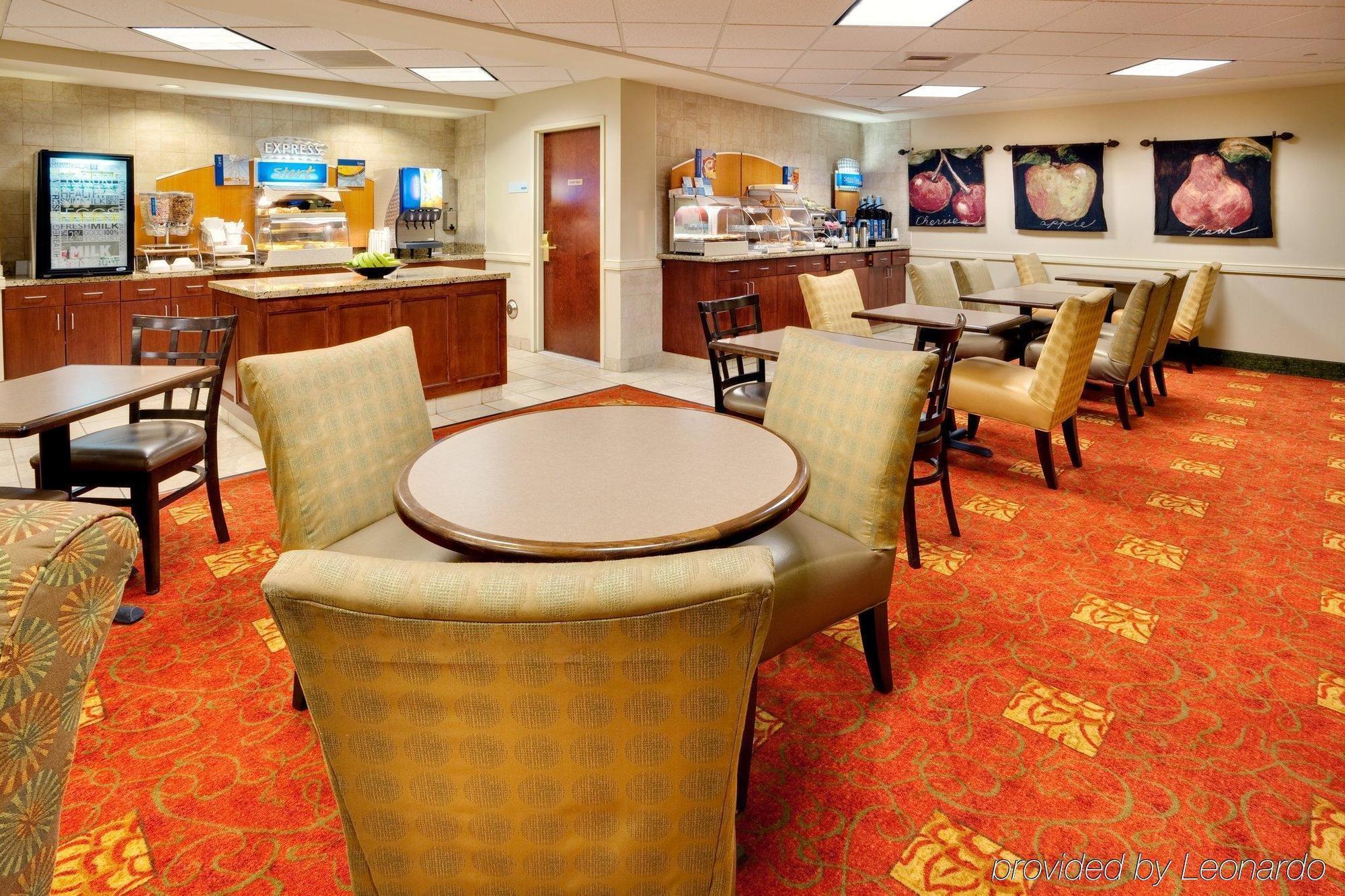 Holiday Inn Express & Suites Bradley Airport, An Ihg Hotel Виндзор Локс Экстерьер фото