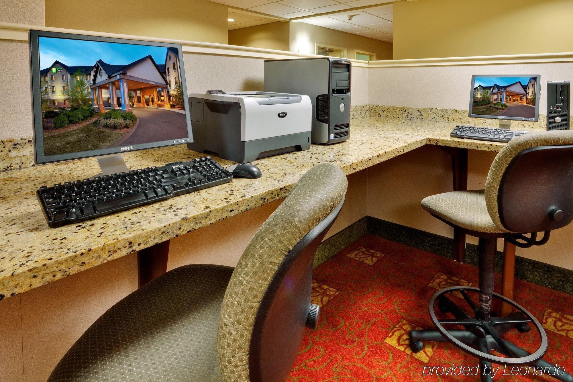 Holiday Inn Express & Suites Bradley Airport, An Ihg Hotel Виндзор Локс Экстерьер фото