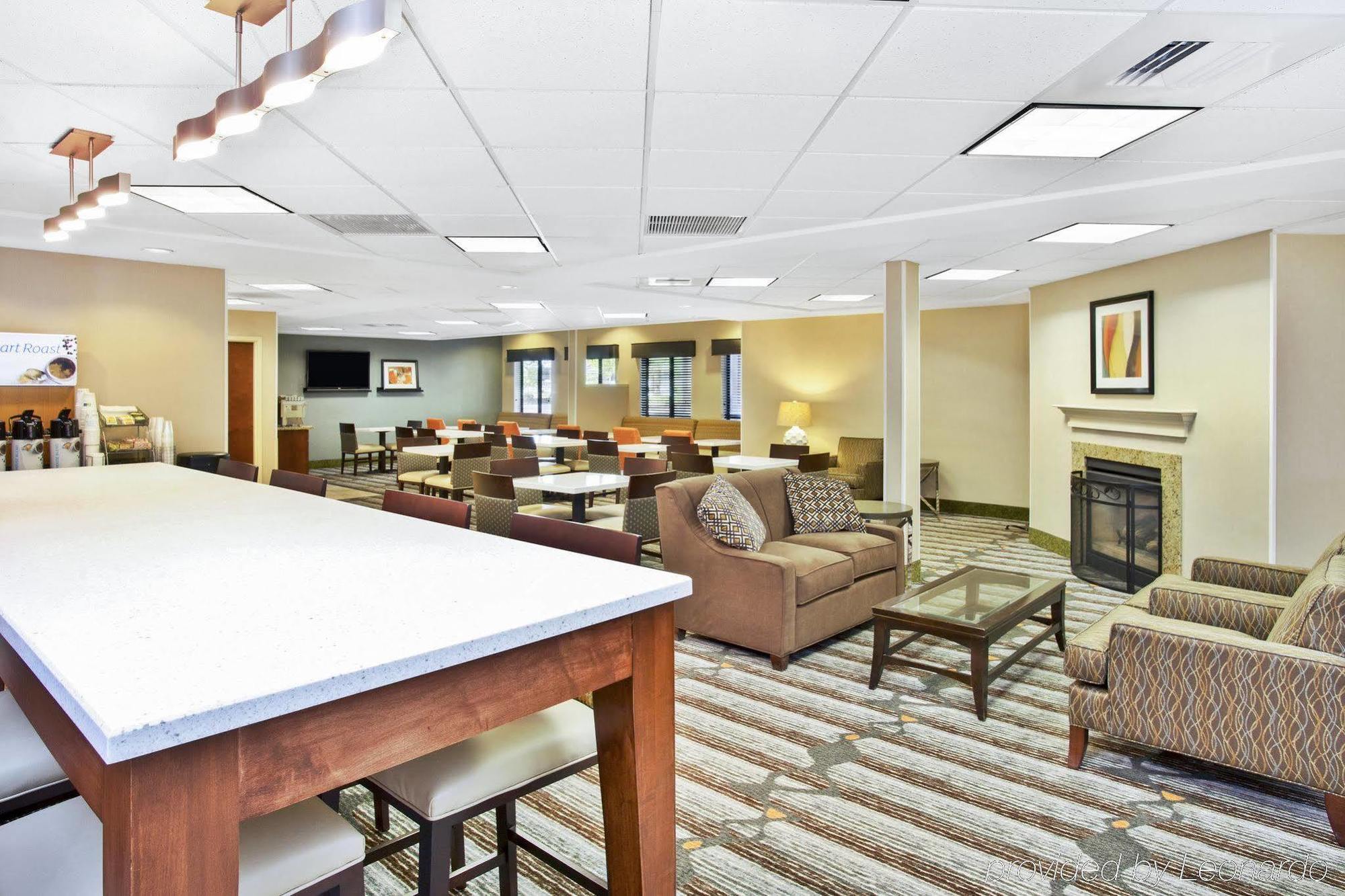 Holiday Inn Express & Suites Bradley Airport, An Ihg Hotel Виндзор Локс Экстерьер фото