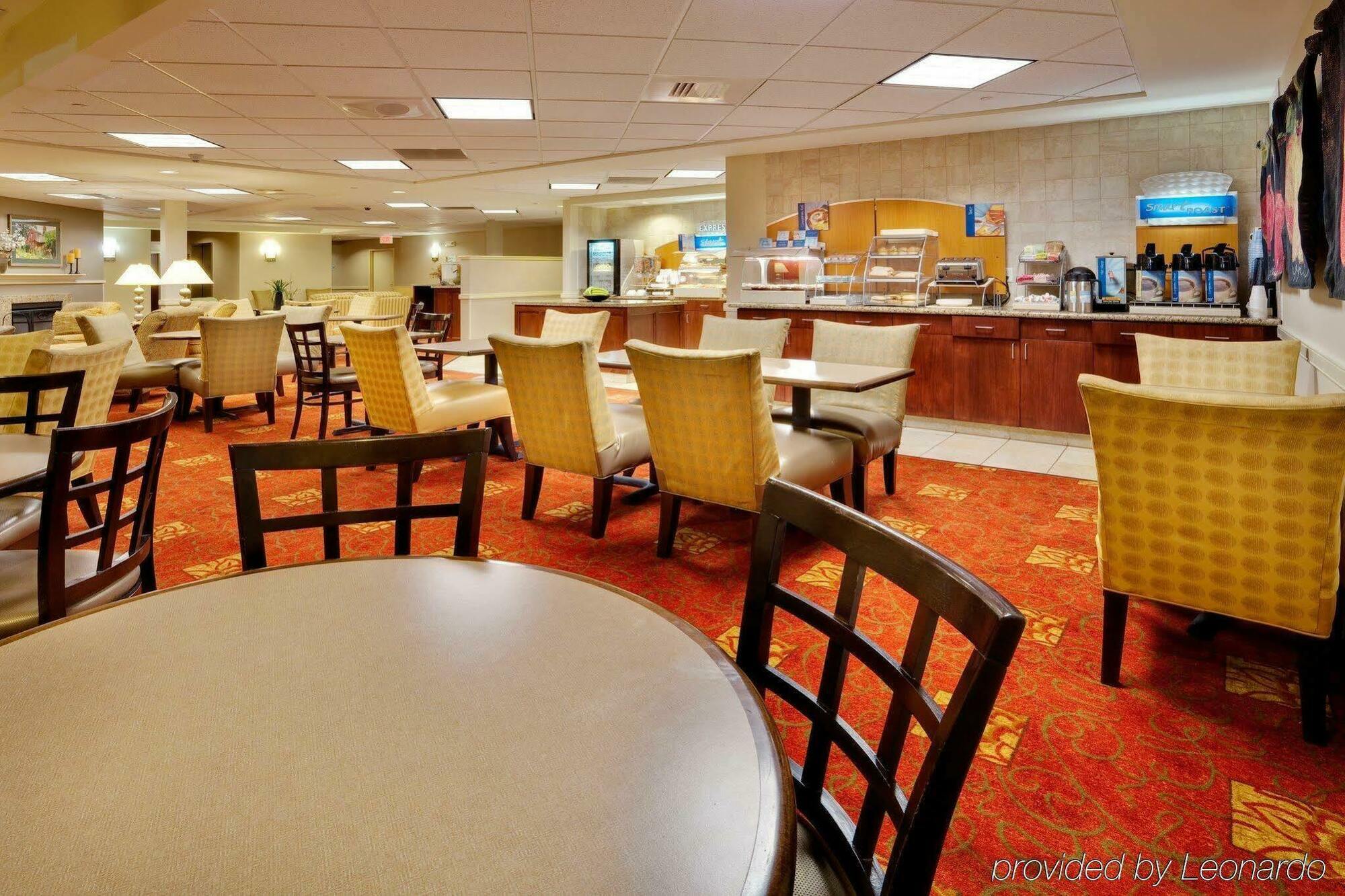 Holiday Inn Express & Suites Bradley Airport, An Ihg Hotel Виндзор Локс Экстерьер фото