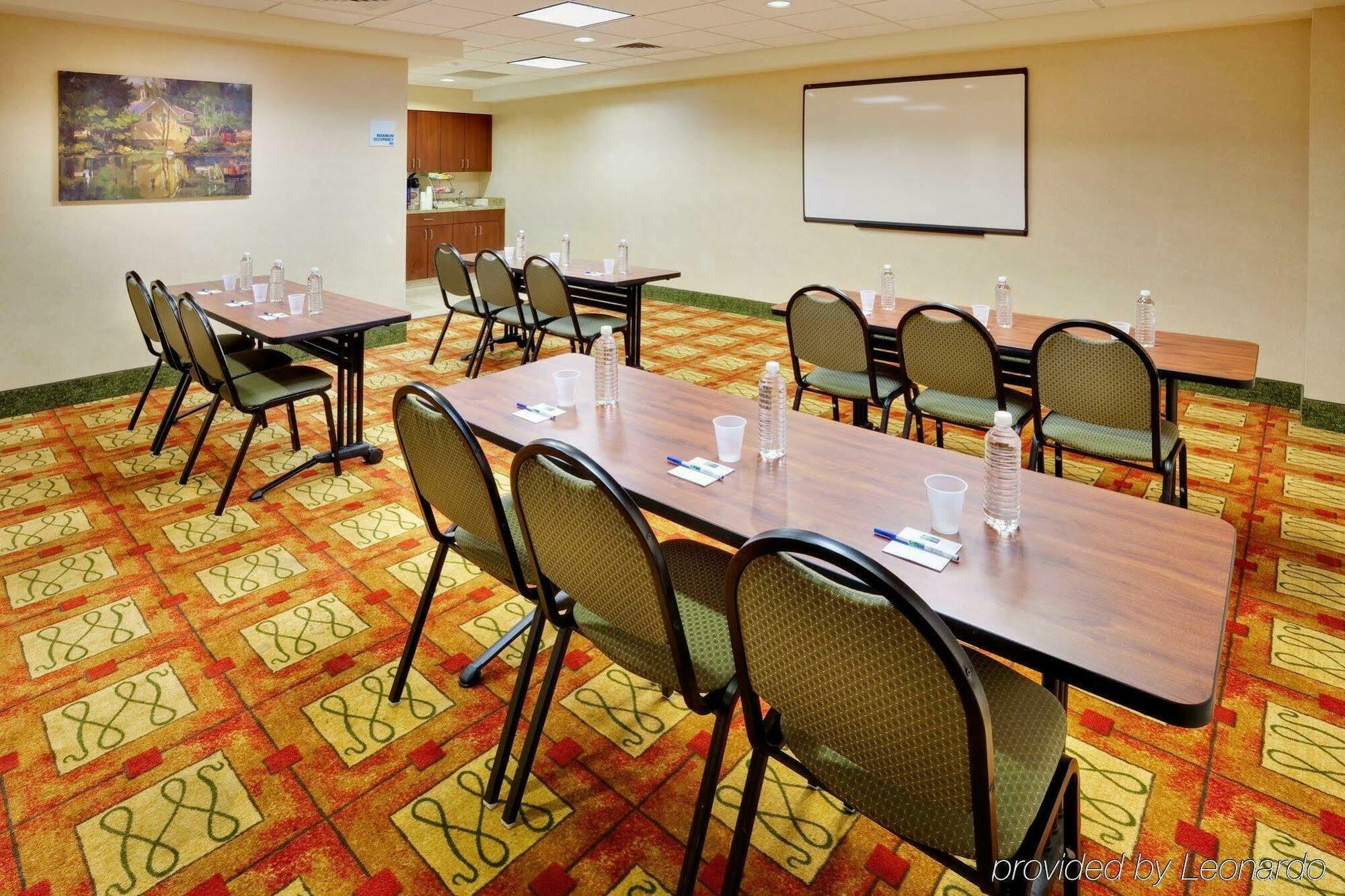 Holiday Inn Express & Suites Bradley Airport, An Ihg Hotel Виндзор Локс Экстерьер фото