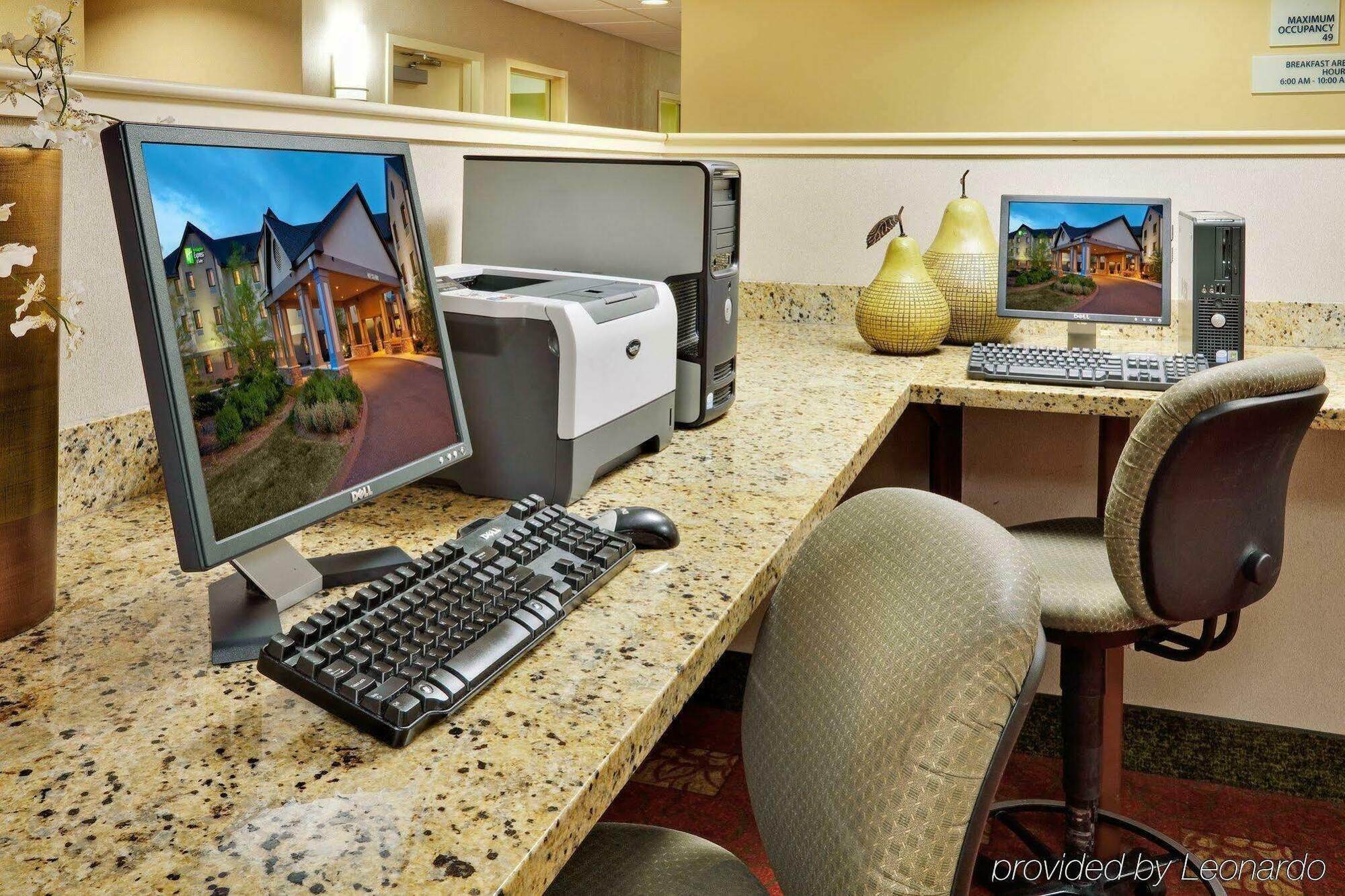 Holiday Inn Express & Suites Bradley Airport, An Ihg Hotel Виндзор Локс Экстерьер фото